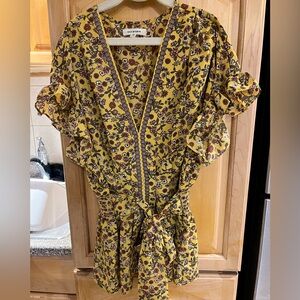 Women, short sleeve V-neck shirt with waist tie size small from Max studio.